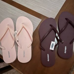 bundle of old navy flip flops